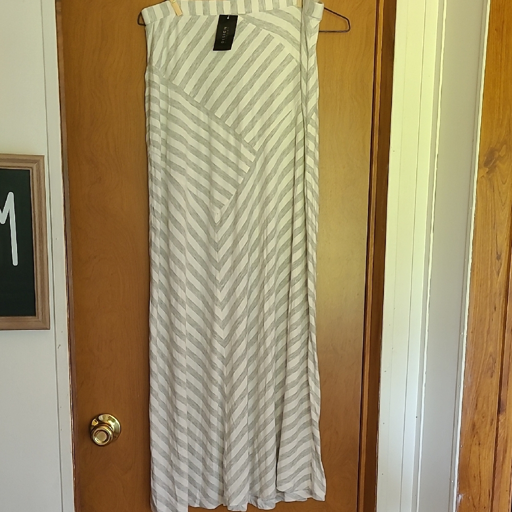 NWT Size M Design History White and Gray Maxi Skirt
